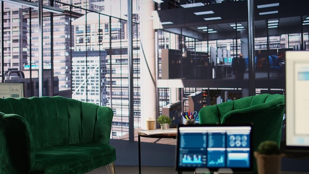 Tavane extensibile pentru hub-uri tehnologice și centre IT: cum să creezi un spațiu futurist