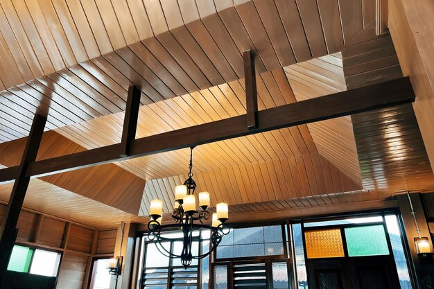 Cum să îmbini tavanul extensibil cu elemente de lemn pentru un decor cald